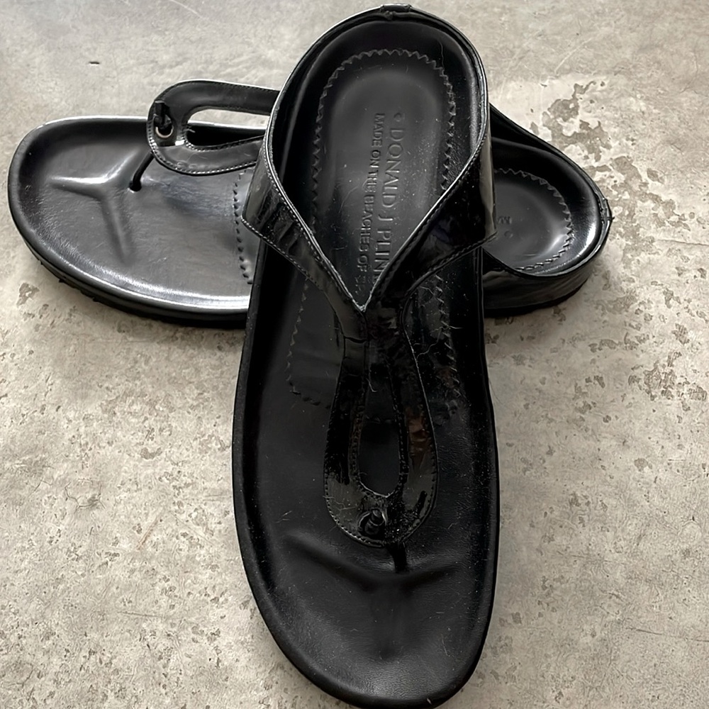 Donald Pliner Stylish black flip flops